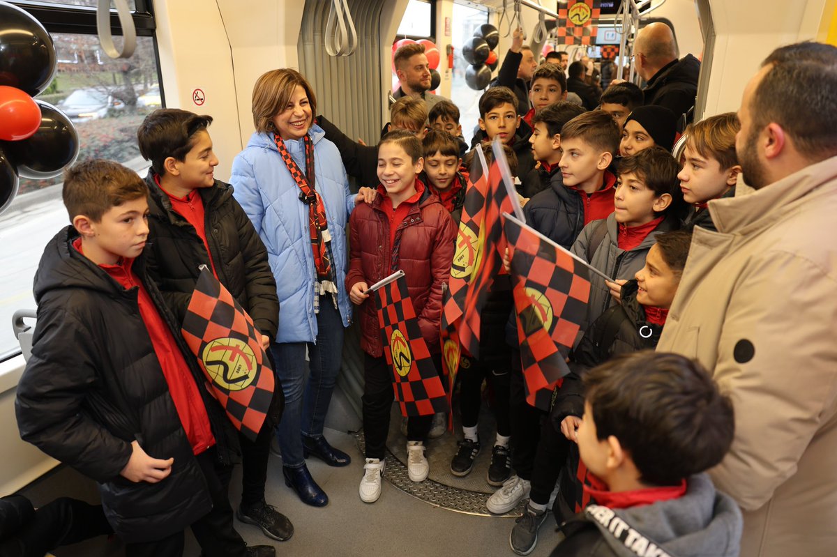ayseunluce's tweet photo. Çarşıya ES-ES durağımız çok yakıştı! ⚫️🔴

Taraftarımızın talebi üzerine Çarşı tramvay durağımızın adını ES-ES olarak değiştirdik ve bu anlamlı günde Eskişehirsporumuz’un geleceği alt yapı sporcularımız ile durağın ilk yolcuları olduk 🥰

Bugün tramvaylarımız, otobüslerimiz, caddeler, sokaklar siyah-kırmızı! 

Tüm şehri bir kez daha Atatürk Stadyumu’na davet ediyoruz.

@Eskisehirspor 
@UlasEntok