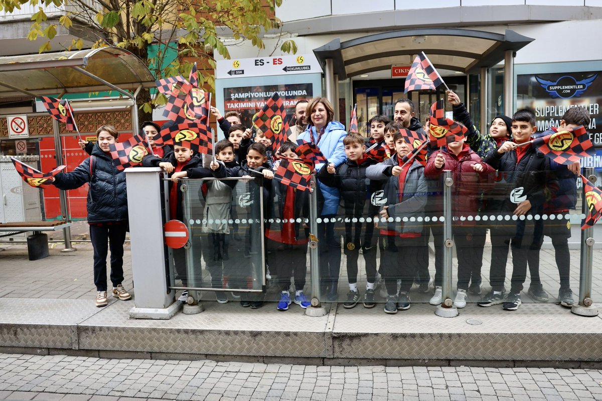 ayseunluce's tweet photo. Çarşıya ES-ES durağımız çok yakıştı! ⚫️🔴

Taraftarımızın talebi üzerine Çarşı tramvay durağımızın adını ES-ES olarak değiştirdik ve bu anlamlı günde Eskişehirsporumuz’un geleceği alt yapı sporcularımız ile durağın ilk yolcuları olduk 🥰

Bugün tramvaylarımız, otobüslerimiz, caddeler, sokaklar siyah-kırmızı! 

Tüm şehri bir kez daha Atatürk Stadyumu’na davet ediyoruz.

@Eskisehirspor 
@UlasEntok