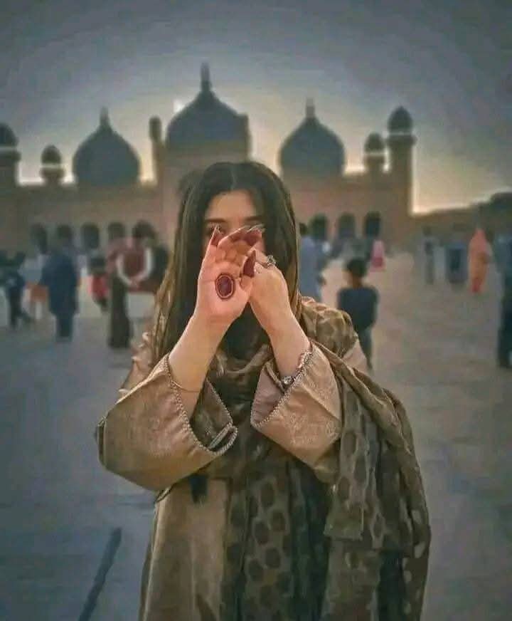 GuriaSays's tweet photo. کہانی میں نیا موڑ لا سکتے ہو۔
کیا تم میری خاطر لاہور آسکتے ہو۔ https://t.co/bpjgOWdnnU