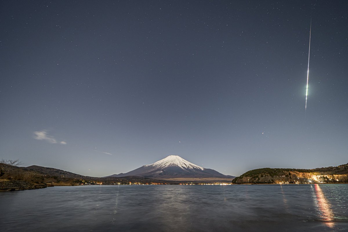 hasubow's tweet photo. 昨夜から12時間4876枚撮って4個の流れ星と1つの火球をGET🌠
効率悪いけど結果が伴ったからおk👍
 #ふたご座流星群
 #富士山
 #富士山と山中湖 
 #火球 https://t.co/cMU2oZlmJt