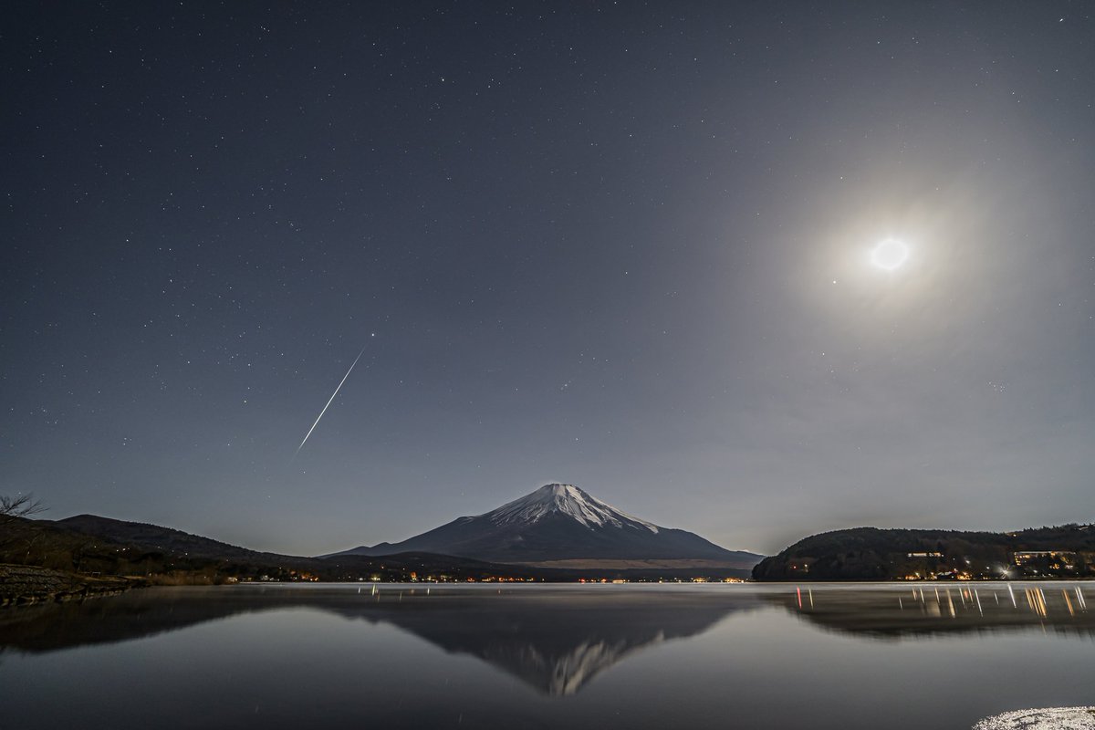 hasubow's tweet photo. 昨夜から12時間4876枚撮って4個の流れ星と1つの火球をGET🌠
効率悪いけど結果が伴ったからおk👍
 #ふたご座流星群
 #富士山
 #富士山と山中湖 
 #火球 https://t.co/cMU2oZlmJt