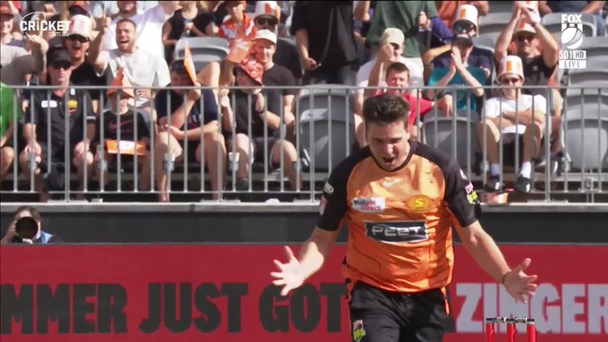 First wicket of BBL 2024-25 👌 📹 Credits: Twitter/BBL