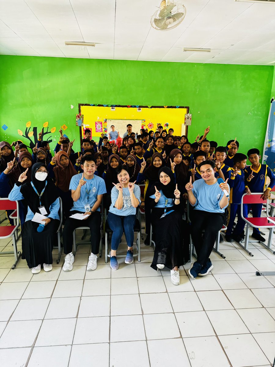 ciscahelen's tweet photo. Mahasiswa FK UNMUL yang selalu peduli masyarakat binaan … ada saja program membantu mayarakat desa binaan … Semoga mereka menjadi tangguh, mandiri dan bertanggung jawab #siapjadidokter 
#mahasiswaFKUNMUL 
#tidakmanja https://t.co/odt7QcBPFL