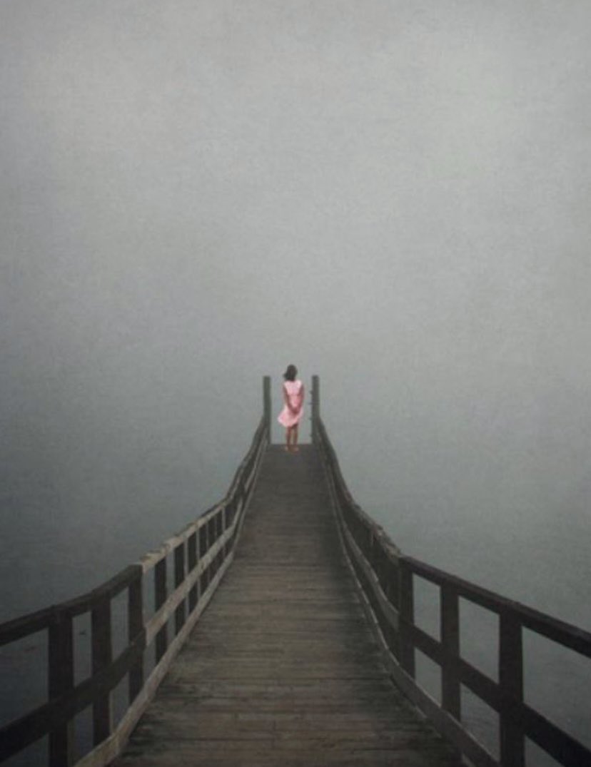 NayvethVizcaya's tweet photo. Perdida entre la niebla del insomnio y la nostalgia, está la ciudad de los 
recuerdos, hecha de polvo, sombras
y sueños.©️®️ https://t.co/QU0CgUQBFQ