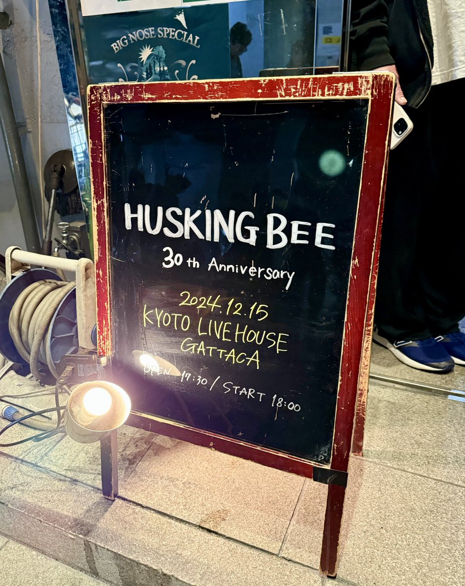 PositiveMaddog's tweet photo. いつだったかあの人が投げ捨てて欠けたボタンを探しにきました
 
#HuskingBee #30thAnniversaryTour
#ハスキン #京都GATTACA https://t.co/KnGOHrgiDQ