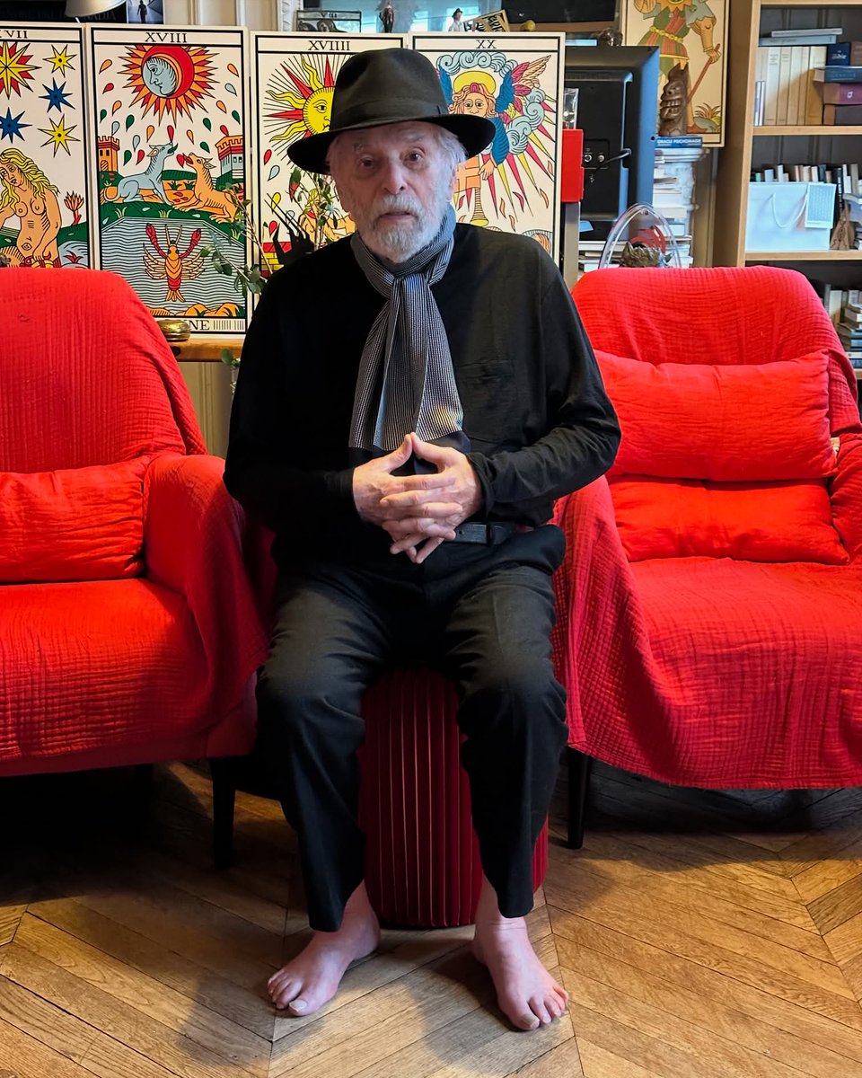 alejodorowsky's tweet photo. Hoy domingo, mi día de descanso semanal, compartiré contigo algunas frases que intentan ser poéticas.

1. No quiero vivir persiguiendo a mis huellas. 
Cuando soy lo que soy, aparece Dios en mí. 

2. No definirme me define.

3. Fuera de mi cuerpo vive mi alma. 
El pensamiento comienza en mis pies. 

4. Fuego, calientas, iluminas, sin saber que eres fuego.
 
5. ¡El mejor de los regalos, un día más!

6. Detrás de mí hay un punto, delante de mí una coma.
 
7. Noche sin luna. 
Una sola luciérnaga ilumina todo el cielo.

8. Muero sin morir en mí.
Adiós sanguijuelas del yo fui.

9. Te amo «porque si » y no « a causa de ». 

10. Para que las cosas no nos posean, poseemos cosas.

11. Quieres eso porque eres eso.
El exterior es tu interior.

12. ¿La memoria? Amargas huellas supurando destinos.

13. Muchos, a sus órdenes y prohibiciones llaman amor.

14. Inútilmente, quise cambiar de rostro. Cuando transformé mi memoria, sólo cambié de máscara.

…

Si celebras la luz del fuego, respeta lo que se consume.
Transformo mi buscar en recibir…
¡Muchas gracias!
Alejandro
.
Photo @PascaleMJodo