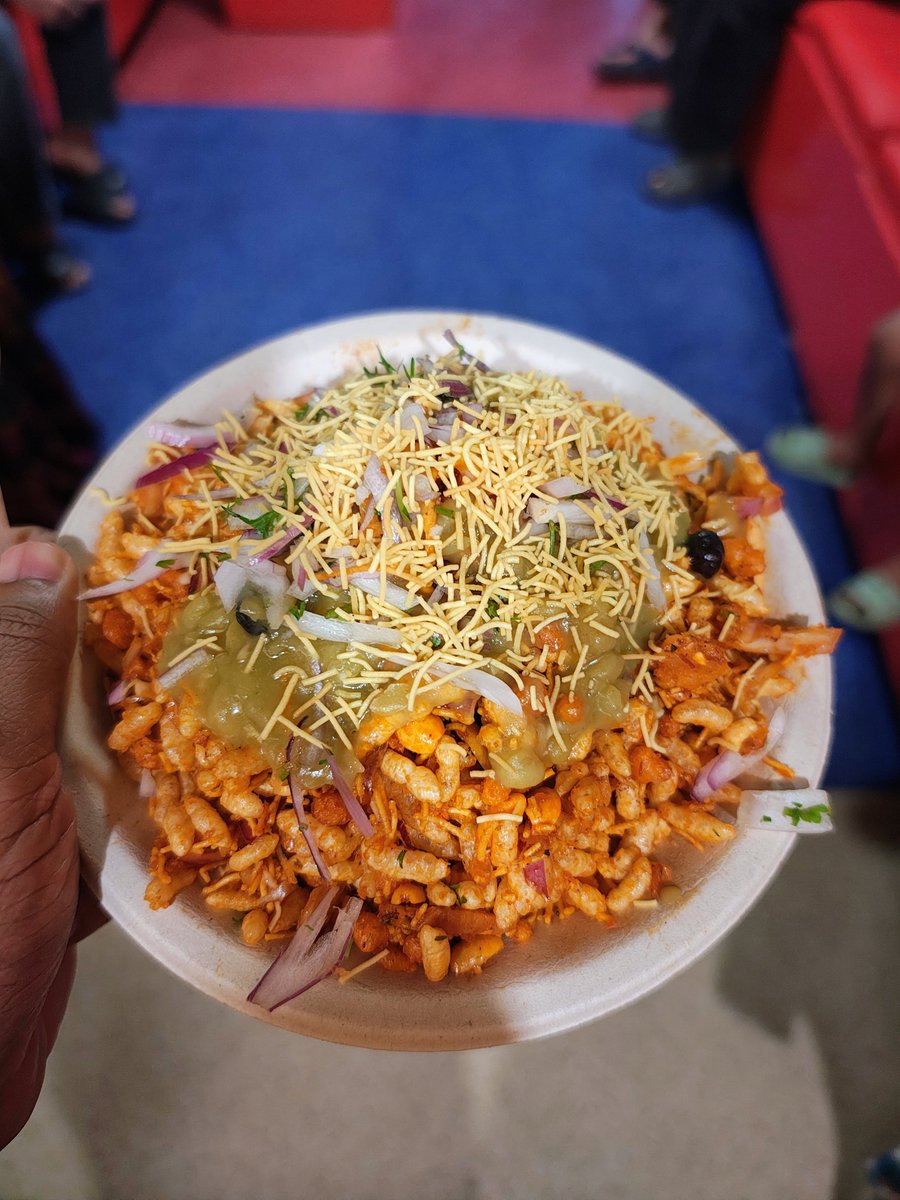 Last evening, some of us from Thindi Capital gathered in BTM 2nd stage to taste different chat and snacks items.

1st place was Bangarpet Chats. There we had Masala Puri, bhel puri and dahi papdi.

All of them were top class!