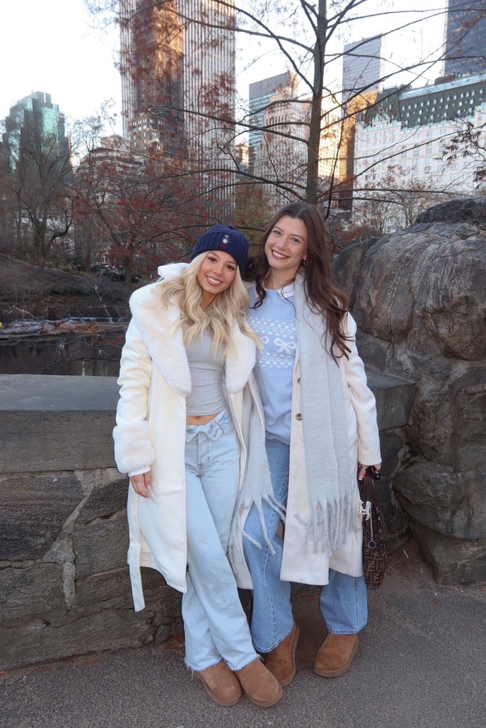Breese__maroc's tweet photo. The twins in NYC https://t.co/SxFQr1J36p