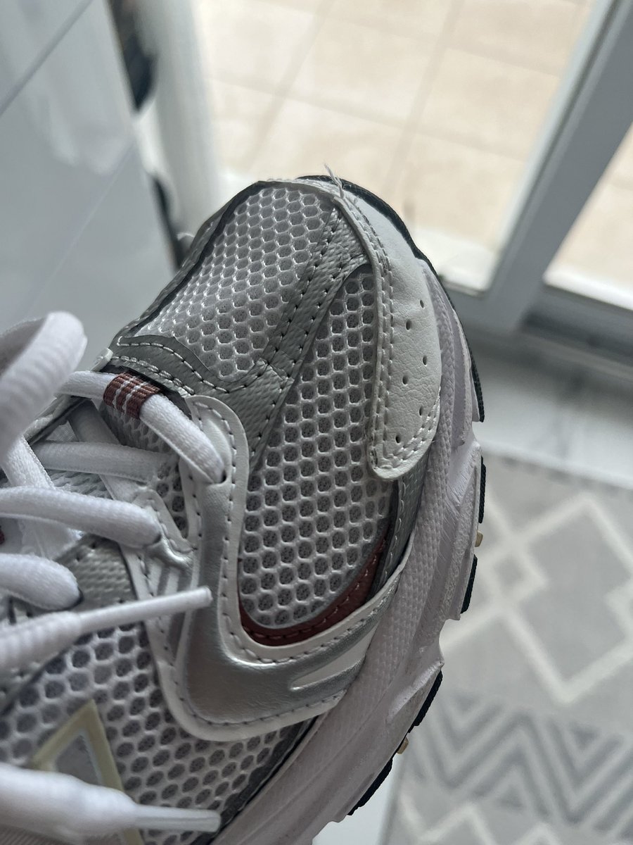 busrraben's tweet photo. Şimdi ayakkabının halini paylaşıyorum new balance 530 sakın almayın parayı sokakta bulmuyoruz. 5500 tlnin hakkı bu mu??? https://t.co/teMlpMgsFX