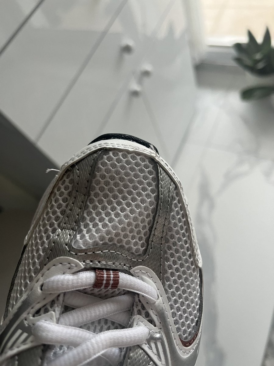 busrraben's tweet photo. Şimdi ayakkabının halini paylaşıyorum new balance 530 sakın almayın parayı sokakta bulmuyoruz. 5500 tlnin hakkı bu mu??? https://t.co/teMlpMgsFX