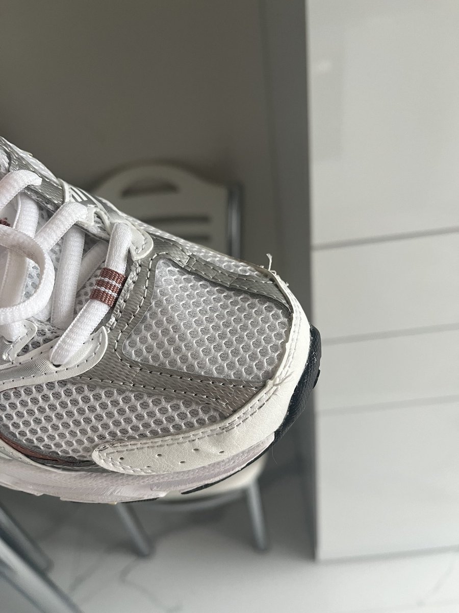 busrraben's tweet photo. Şimdi ayakkabının halini paylaşıyorum new balance 530 sakın almayın parayı sokakta bulmuyoruz. 5500 tlnin hakkı bu mu??? https://t.co/teMlpMgsFX