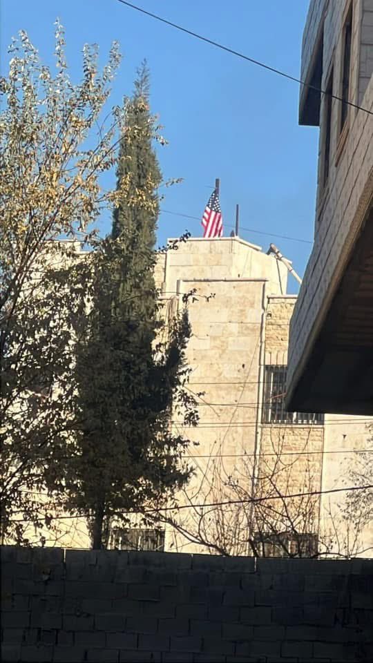rukenturhalli's tweet photo. Rojava Kürdistanı yerel kaynaklarından edinilen bilgiye göre, ABD güçleri, Kobani'ye konuşlandıktan sonra Kobani'deki Özerk Yönetim binasına ABD bayrağını astı.
Türkiye Minbic işgali saldırısında Minbic Özerk Yönetim binasını bombalamıştı.
#RojavaBibinYek https://t.co/GpeWXqjSnr