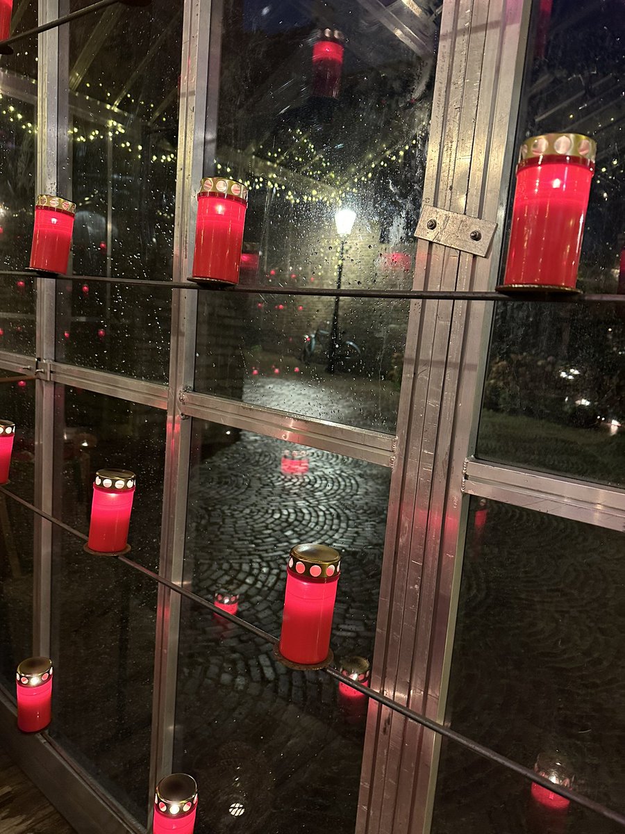 Rouwen en Vieren Kas staat weer achter de Lieve Vrouwetoren in #Amersfoort. Dagelijks te bezoeken tussen 11 en 20 uur. Een luisterend oor, kaarsjes of opmerking in gastenboek. Je bent welkom.