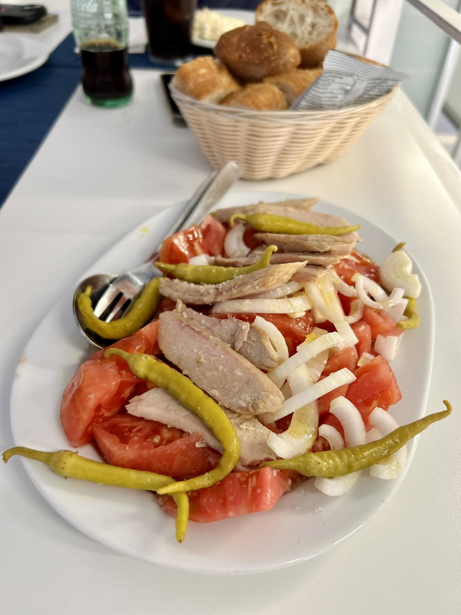 javimunoglez's tweet photo. La Contra, uno de los bares en los que mejor se come en Madrid. Todo esto, con bebidas, 28€/p. Siempre excelente su tomate con ventresca y piparras + boletus con jamón ibérico y huevos fritos + de los mejores torreznos que hay + secreto ibérico. Que bien se come en Madrid!!!!! https://t.co/khZGsKnD2m