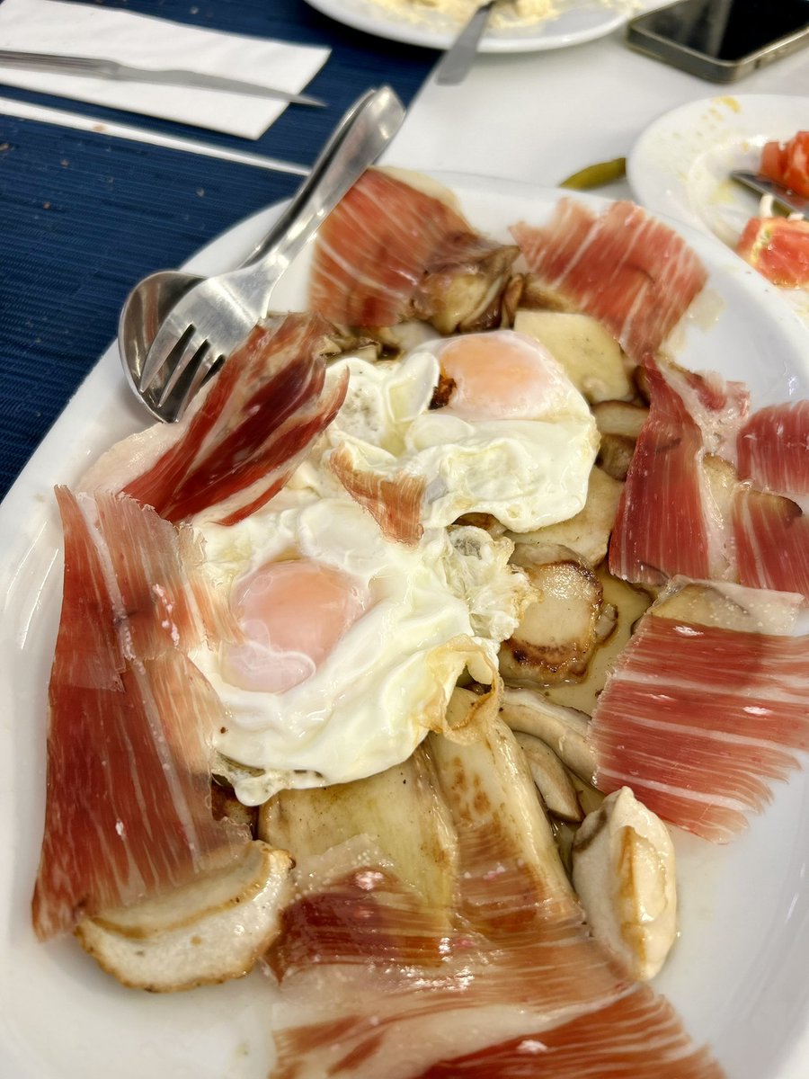 javimunoglez's tweet photo. La Contra, uno de los bares en los que mejor se come en Madrid. Todo esto, con bebidas, 28€/p. Siempre excelente su tomate con ventresca y piparras + boletus con jamón ibérico y huevos fritos + de los mejores torreznos que hay + secreto ibérico. Que bien se come en Madrid!!!!! https://t.co/khZGsKnD2m