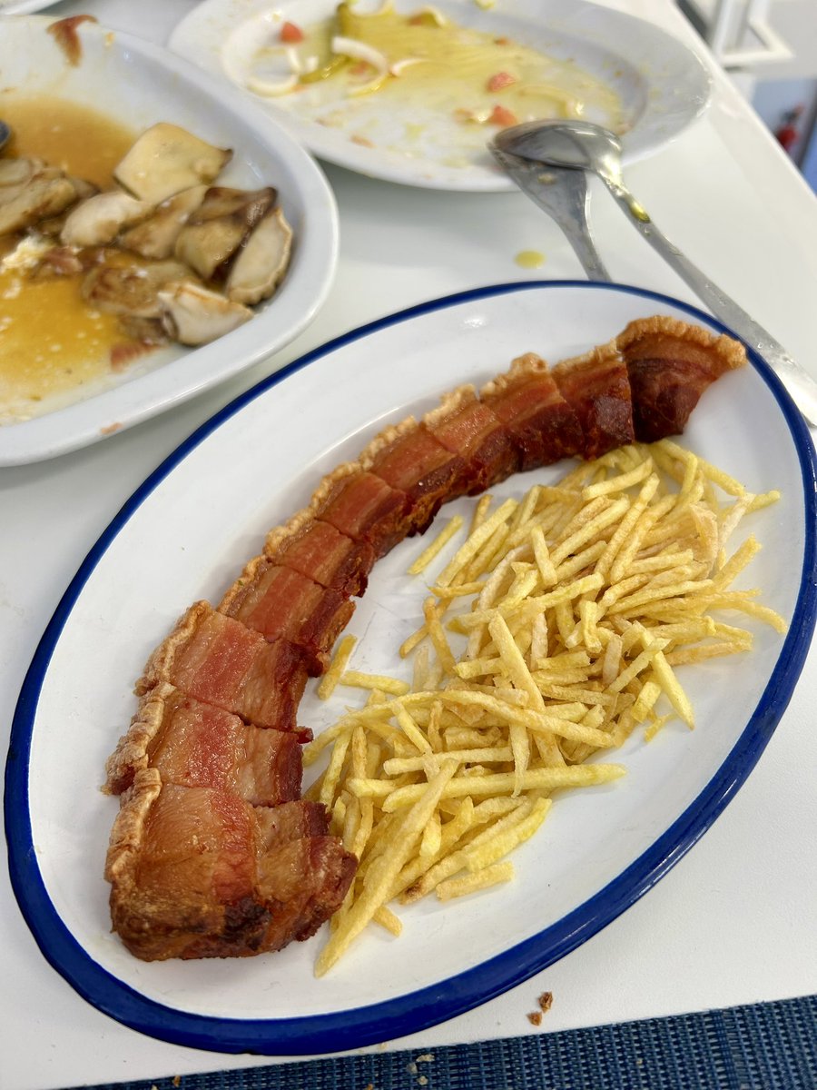 javimunoglez's tweet photo. La Contra, uno de los bares en los que mejor se come en Madrid. Todo esto, con bebidas, 28€/p. Siempre excelente su tomate con ventresca y piparras + boletus con jamón ibérico y huevos fritos + de los mejores torreznos que hay + secreto ibérico. Que bien se come en Madrid!!!!! https://t.co/khZGsKnD2m