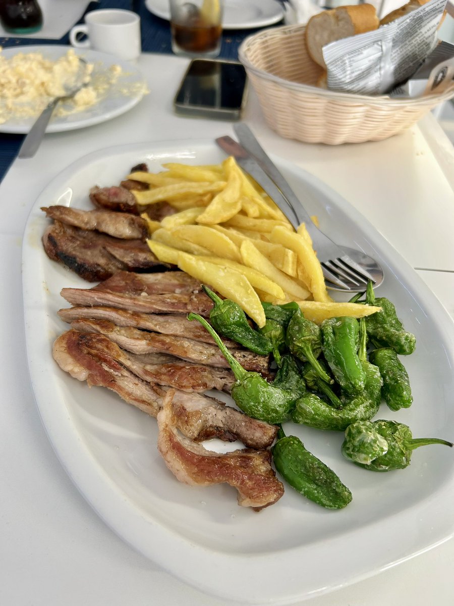 javimunoglez's tweet photo. La Contra, uno de los bares en los que mejor se come en Madrid. Todo esto, con bebidas, 28€/p. Siempre excelente su tomate con ventresca y piparras + boletus con jamón ibérico y huevos fritos + de los mejores torreznos que hay + secreto ibérico. Que bien se come en Madrid!!!!! https://t.co/khZGsKnD2m