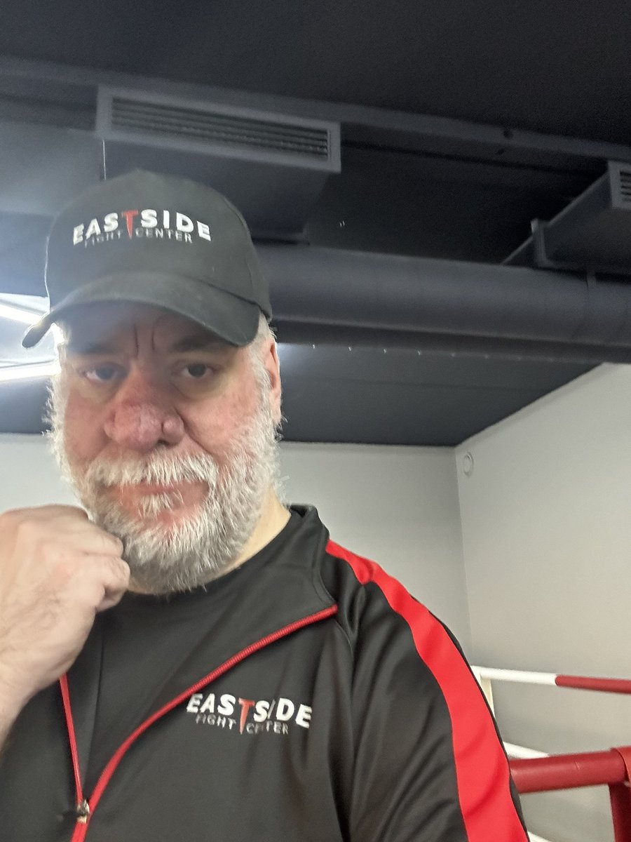 jespervarn's tweet photo. Strax min grupp på Eastside fightcenter. Handskarna är packade, coach-overallen är på. Nu nalkas #boxning ❤️🥊 https://t.co/x3W5K7VPWr