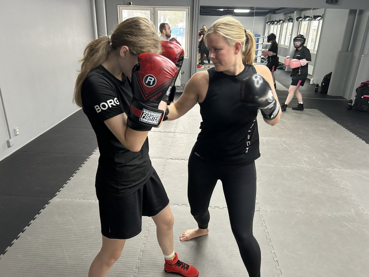 jespervarn's tweet photo. Strax min grupp på Eastside fightcenter. Handskarna är packade, coach-overallen är på. Nu nalkas #boxning ❤️🥊 https://t.co/x3W5K7VPWr
