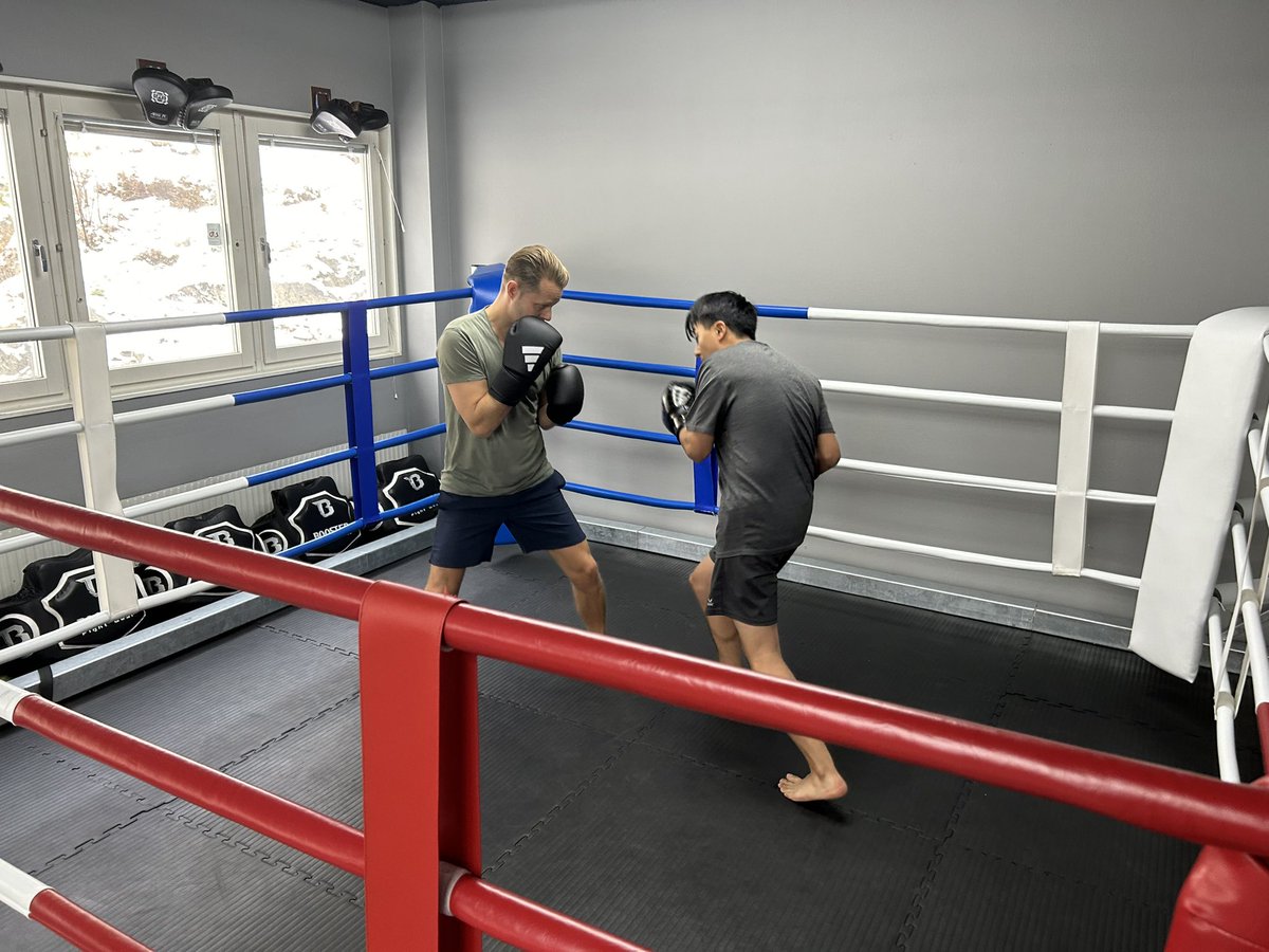 jespervarn's tweet photo. Strax min grupp på Eastside fightcenter. Handskarna är packade, coach-overallen är på. Nu nalkas #boxning ❤️🥊 https://t.co/x3W5K7VPWr