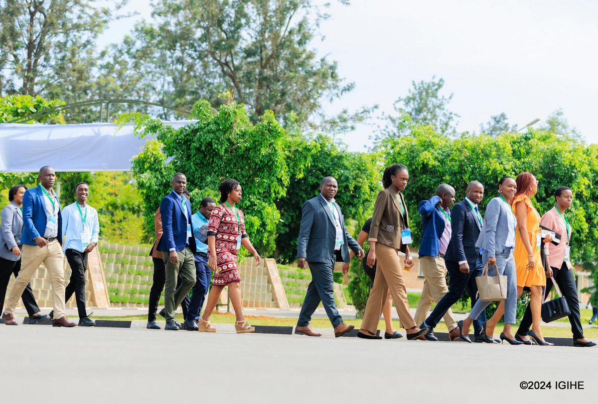 IGIHE's tweet image. Mu Ishuri Rikuru rya Gisirikare rya Gako, hagiye gusozwa amahugurwa ku guteza imbere igihugu, yahawe abakozi ba leta 957 binyuze muri gahunda yiswe ‘National Induction Programme’.

Bahuguwe mu byiciro bitanu, ahanini hashingirwa ku gukorera hamwe buzuzanya mu nzego zabo, kuzamura…