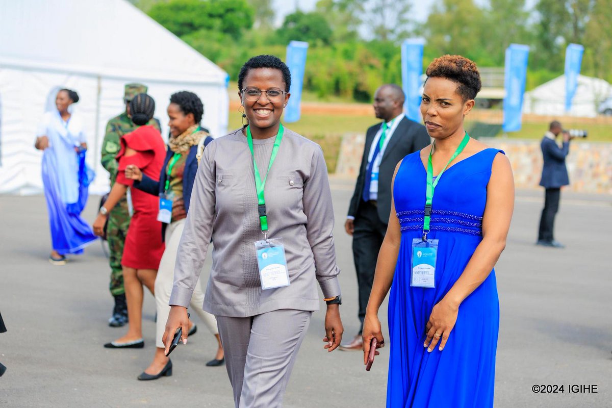 IGIHE's tweet image. Mu Ishuri Rikuru rya Gisirikare rya Gako, hagiye gusozwa amahugurwa ku guteza imbere igihugu, yahawe abakozi ba leta 957 binyuze muri gahunda yiswe ‘National Induction Programme’.

Bahuguwe mu byiciro bitanu, ahanini hashingirwa ku gukorera hamwe buzuzanya mu nzego zabo, kuzamura…