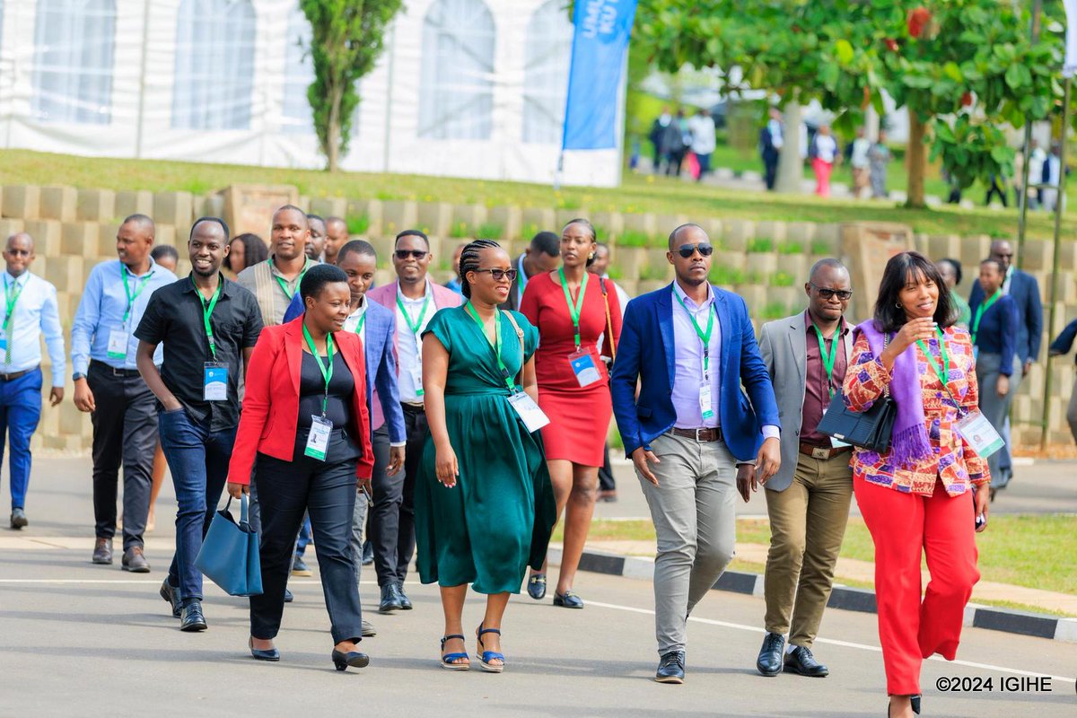 IGIHE's tweet image. Mu Ishuri Rikuru rya Gisirikare rya Gako, hagiye gusozwa amahugurwa ku guteza imbere igihugu, yahawe abakozi ba leta 957 binyuze muri gahunda yiswe ‘National Induction Programme’.

Bahuguwe mu byiciro bitanu, ahanini hashingirwa ku gukorera hamwe buzuzanya mu nzego zabo, kuzamura…