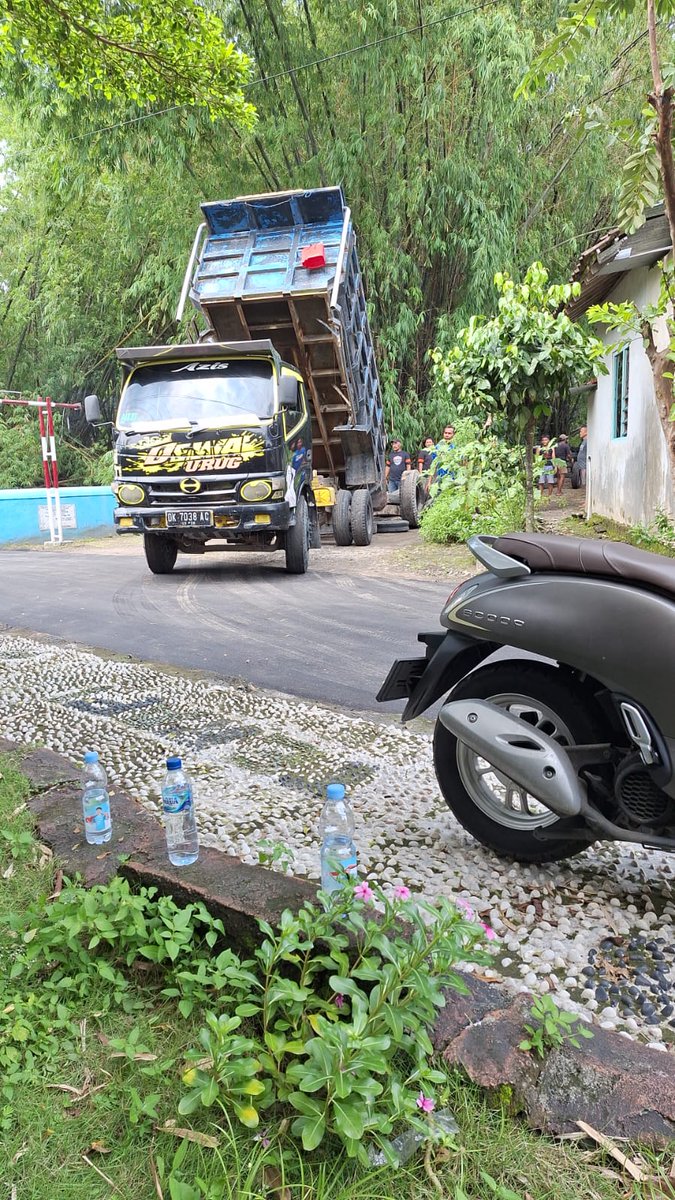 infomitigasi's tweet photo. Ucapan terima kasih kepada rekan rekan Komunitas Truck Kabupaten Klaten atas bantuannya berupa donasi Ban Bekas guna penguatan tanggul sungai yang longsor di Ds.Pakahan Jogonalan Klaten. telah terkumpul sebanyak 5 rit / 5 Truck ban bekas untuk penguatan tanggul. https://t.co/Goth0sLBuf