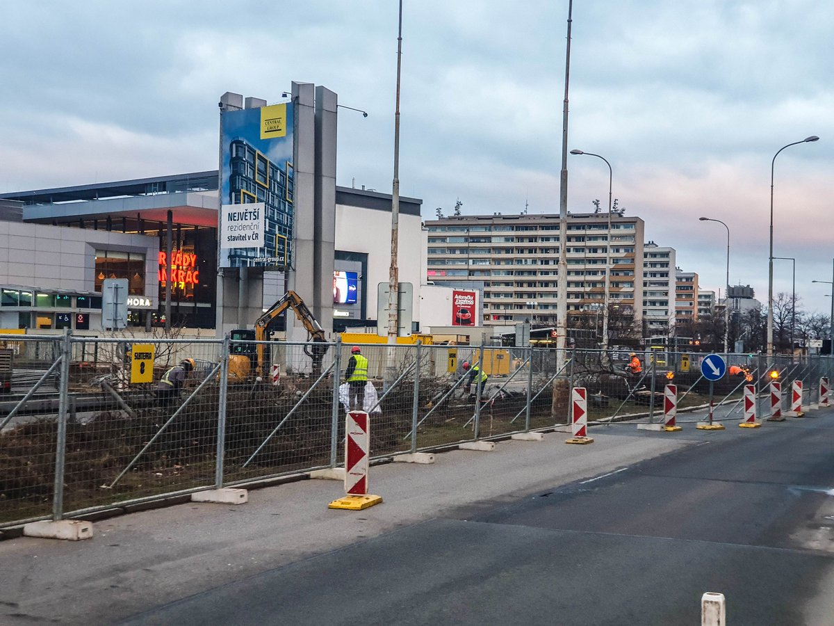 VeceraP's tweet photo. @ZdenekHrib Něco tak zbytečnýho už jsem dlouho neviděl. To, že na Pankráci nebude rok zastavovat metro, se dalo vyřišit mnohom jednoušeji a hlavně levněji. A navíc tam místo stromů, co tam byly min. od roku 2009 vyrostly hnusný sloupy pro troleje. 👎 https://t.co/knB6kTSUK6