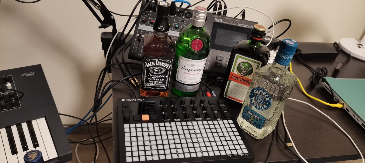 Faber_Voxgen's tweet image. Cheers, my synthesizers!
干杯，我的合成器们！
#synthesizer #Polyend #Waldorf #Groovebox #Iridium