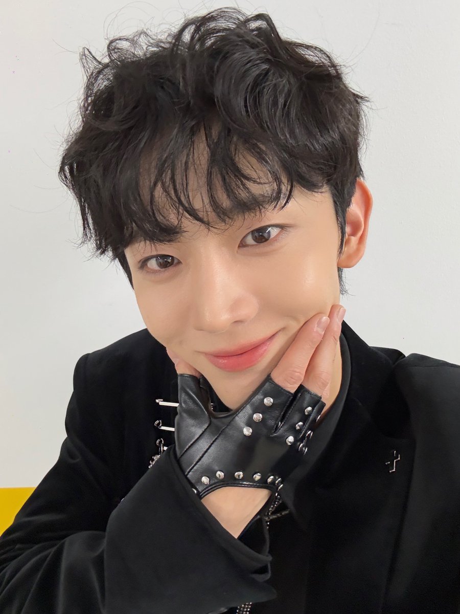 EVNNE_official's tweet photo. MUSIC BANK GLOBAL FESTIVAL in JAPAN 💫🎤💕

#EVNNE #이븐
#유승언 #YOOSEUNGEON https://t.co/iReHwedlr5