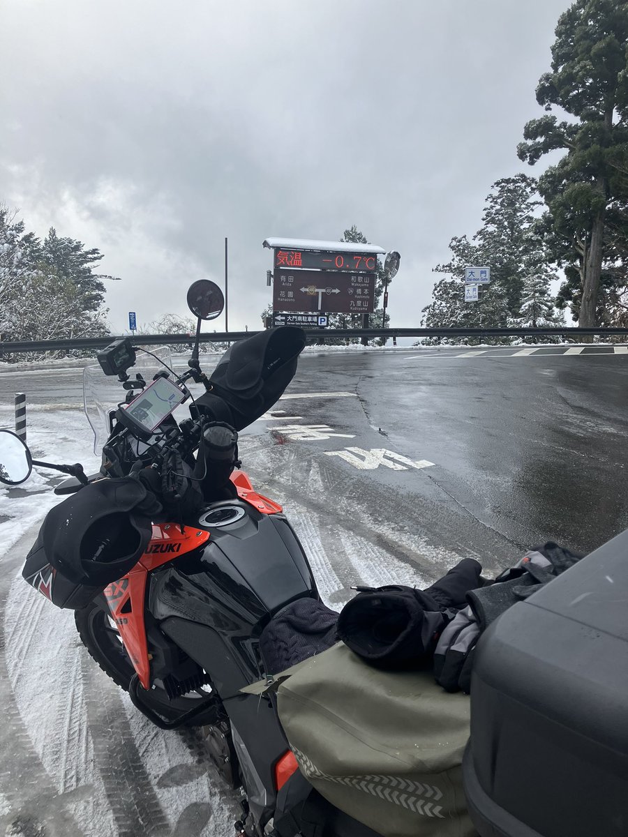 DyukuChannel's tweet photo. #バイクが一台もいない件について
高野山に到着!
さすがIRC👍少々の雪でも走れますね
#GP21 #V ストローム250SX #vストローム #高野山 #ツーリング https://t.co/FP8MTijrVH