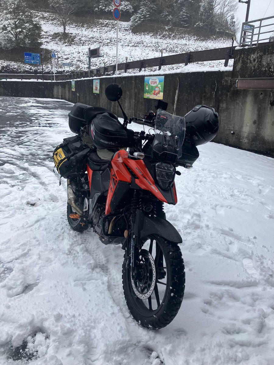 DyukuChannel's tweet photo. #バイクが一台もいない件について
高野山に到着!
さすがIRC👍少々の雪でも走れますね
#GP21 #V ストローム250SX #vストローム #高野山 #ツーリング https://t.co/FP8MTijrVH