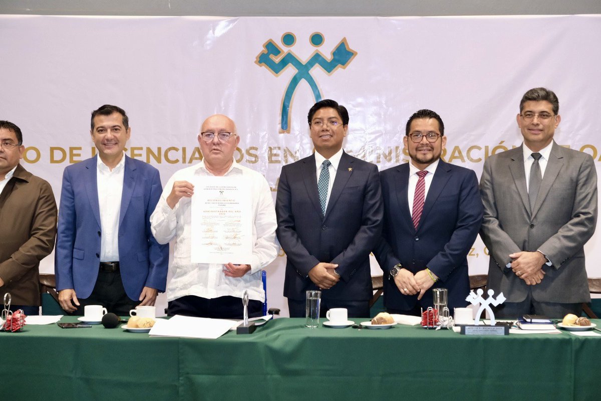 Hoy en la conmemoración del Día del Admr, organizada por <a href="/conlaoaxaca/">CONLA Oaxaca</a>, Reconocemos su papel clave en el desarrollo, gestionando recursos y optimizando procesos esenciales. Felicito a los galardonados 2024 por su destacada trayectoria y contribución al progreso de nuestro estado.