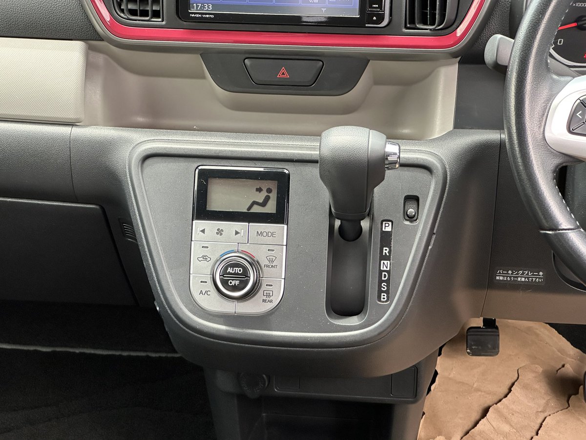 alasirimotors's tweet image. HOW TO DRIVE AN AUTOMATIC CAR

Before Starting the Car:

1. Adjust Your Seat : Ensure you can reach the pedals comfortably. Your right foot should be able to move easily between the brake and accelerator.
   
2. Mirrors and Seatbelt : Adjust your mirrors for the best visibility.…