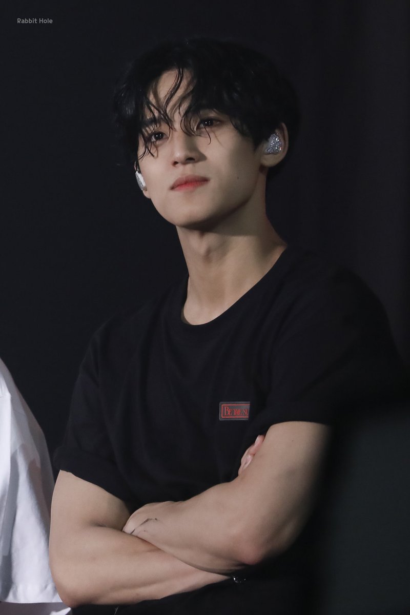 #민원 #미넌

쌍방 삽질, 답답함은 읽는 사람의 몫

믽규는 웑우를 만났지. 처음 봤을 땐 별생각 없었어. 
그냥 "아, 키 크고 좀 차가워 보이네" 정도? 근데 시간이 지나면서 자꾸 눈이 가는 거야.