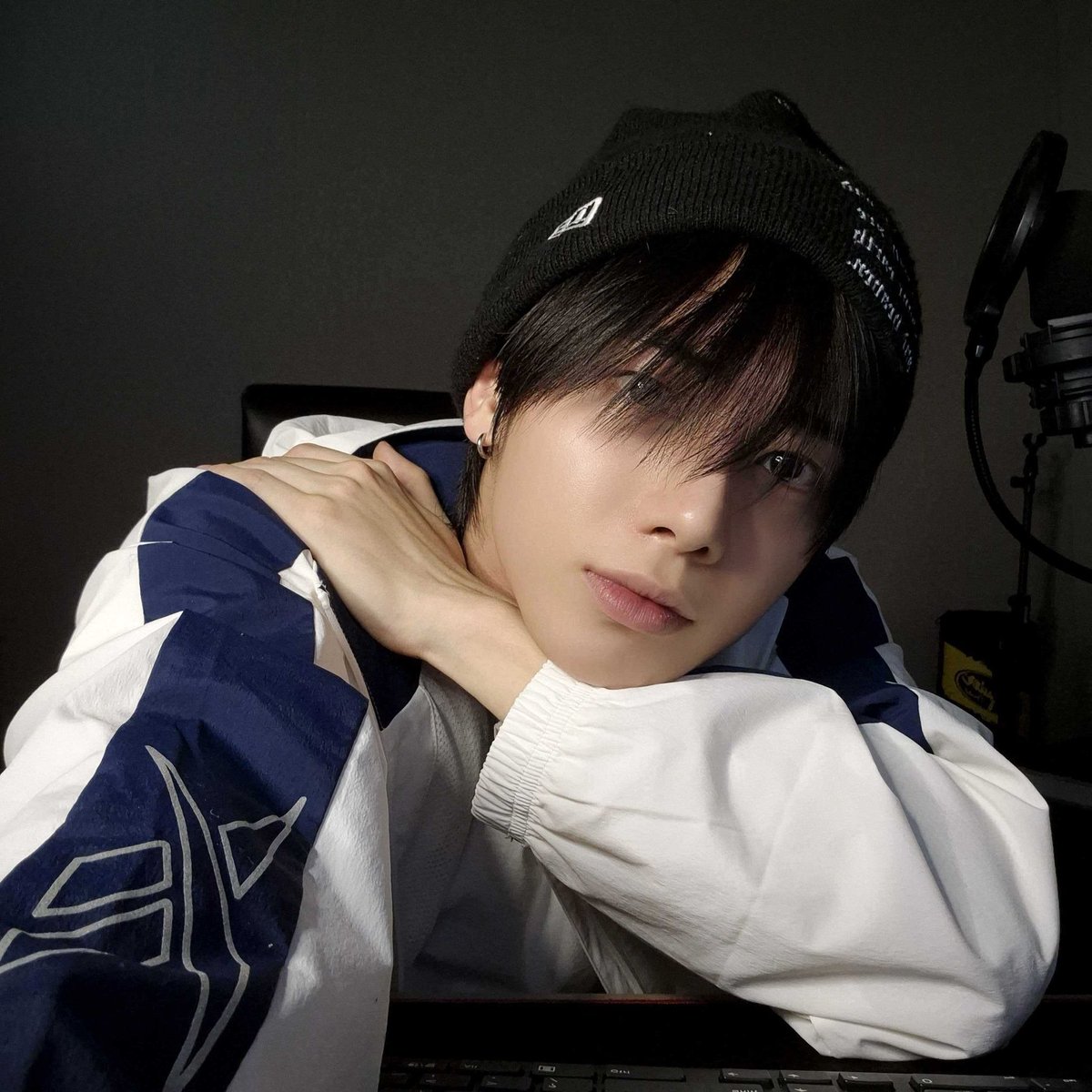 aehytun's tweet photo. a clean and sporty look for a joyful winter. i’m staying warm while recording a quick clip in the studio, rocking this outfit that i unexpectedly received as a gift from kayi. i absolutely love it because it fits me perfectly and looks fantastic! 🤍 https://t.co/gqijbdvoHF
