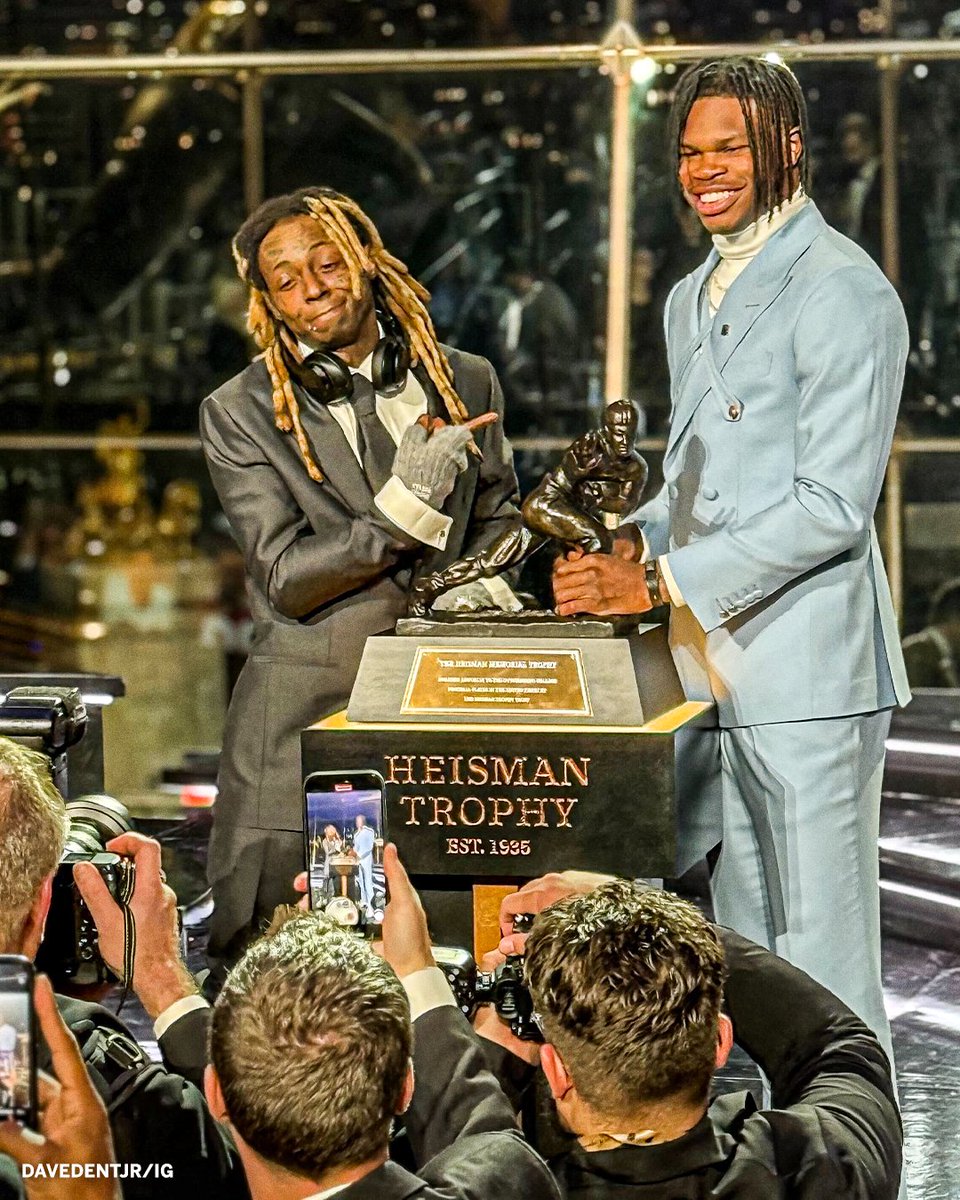 Lil Wayne and Travis Hunter with the Heisman Trophy 🔥 

(📸: davedentjr/IG)