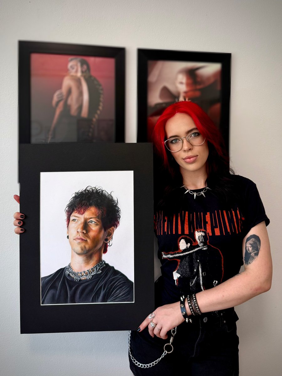 Artist_Tori's tweet photo. Here’s my @joshuadun colour pencil Portrait all finished! What do you guys think? Let me know if you like the artwork! 👉🏻👈🏻

@twentyonepilots

#drawing #joshdun #twentyonepilots #fanart #cliqueart #art https://t.co/pfSUmp6xzs