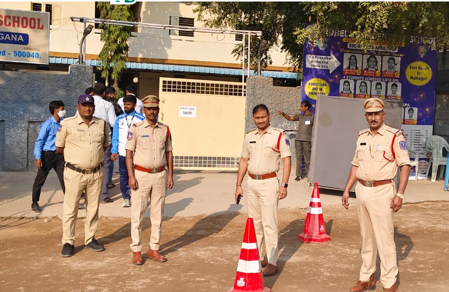 MalkajgiriCop's tweet photo. 🚨𝐒𝐦𝐨𝐨𝐭𝐡 & 𝐒𝐞𝐜𝐮𝐫𝐞! | 𝐆𝐫𝐨𝐮𝐩-2 𝐄𝐱𝐚𝐦𝐢𝐧𝐚𝐭𝐢𝐨𝐧🚨
#RachakondaPolice are working diligently to ensure a safe, smooth, and stress-free environment for all #Group_2 exam aspirants today. From managing traffic to securing examination centers, we’ve got it all covered! ✅
🌟 Good luck to all candidates! Let’s make this a day of discipline, focus, and fairness. Together, we can ensure a successful examination process.
📌 #RachakondaPolice #Group2Exams
#PublicSafety #BestOfLuck
@TelanganaCOPs @DcpMalkajgiri @DCPLBNagar @DcpBhongir @DCPMaheshwaram @ntdailyonline @TelanganaToday @eenadulivenews @v6velugu @ManaTelanganaIN @sakshinews @thenewsminute @TOIHyderabad @XpressHyderabad @DeccanChronicle @TheDailyPioneer @TheHansIndiaWeb @the_hindu @TheDailyMilap @TheSiasatDaily @way2_news @abntelugutv @IndianExpress @NewIndianXpress @IndiaToday @AndhraPrabhaApp @bbcnewstelugu