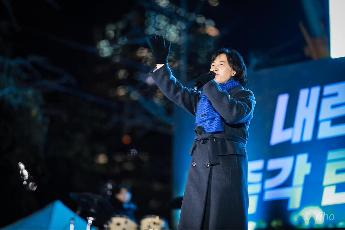 추미애

1. 탄핵이 가결된 순간, 저는 꼬박 4년의 시각들이 하나하나 깊이 고통으로 제 안에 각인되어 있었기에 속에서 맺힌 것들이 일시에 터져나오는 느낌을 참느라 어쩔 줄 몰랐습니다.

2. 4년 전 언론의 편견과 구박 속에서도 저를 믿고 감찰과 징계에 최선을 다했으나 정치 상황의 급변으로