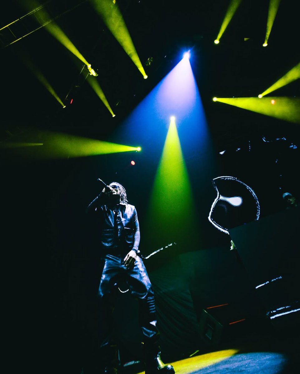 PortalBrandao's tweet photo. SETLIST do show de hoje:

CEO
DE VOLTA
DESTAQUE
Longe
EM DIREÇÃO DO SOL (cortada no começo)
ASTRAL
MODELO CUBANA
EURO LIBRA
Isso é Sério
ESPAÇONAVE https://t.co/9N5QrLuYzx