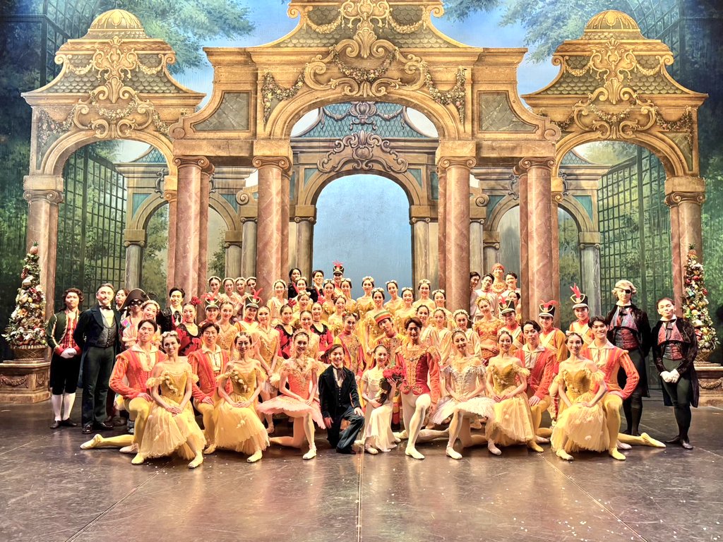 AsamiMakiBallet's tweet photo. 牧阿佐美バレヱ団
「くるみ割り人形」

2日目11:00公演が終演いたしました。
たくさんのあたたかい拍手をありがとうございました。

次の15:30公演が千秋楽となります。皆様お気をつけてお越しください🎄✨

舞台アンケートへのご協力をお願いいたします✍️
https://t.co/Yfyll8ab3x https://t.co/pdNlzMyPcv