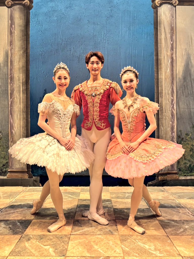 AsamiMakiBallet's tweet photo. 牧阿佐美バレヱ団
「くるみ割り人形」

2日目11:00公演が終演いたしました。
たくさんのあたたかい拍手をありがとうございました。

次の15:30公演が千秋楽となります。皆様お気をつけてお越しください🎄✨

舞台アンケートへのご協力をお願いいたします✍️
https://t.co/Yfyll8ab3x https://t.co/pdNlzMyPcv