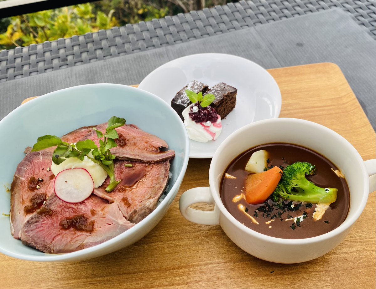CafeMadu_ES's tweet photo. いつもありがとうございます☕️
今月の季節限定メニューは『Xmasローストビーフ丼』です🎄
シチューとプチガトー付きで1500円です。
沢山のご注文お待ちしております🍴 https://t.co/fLNB57RraL