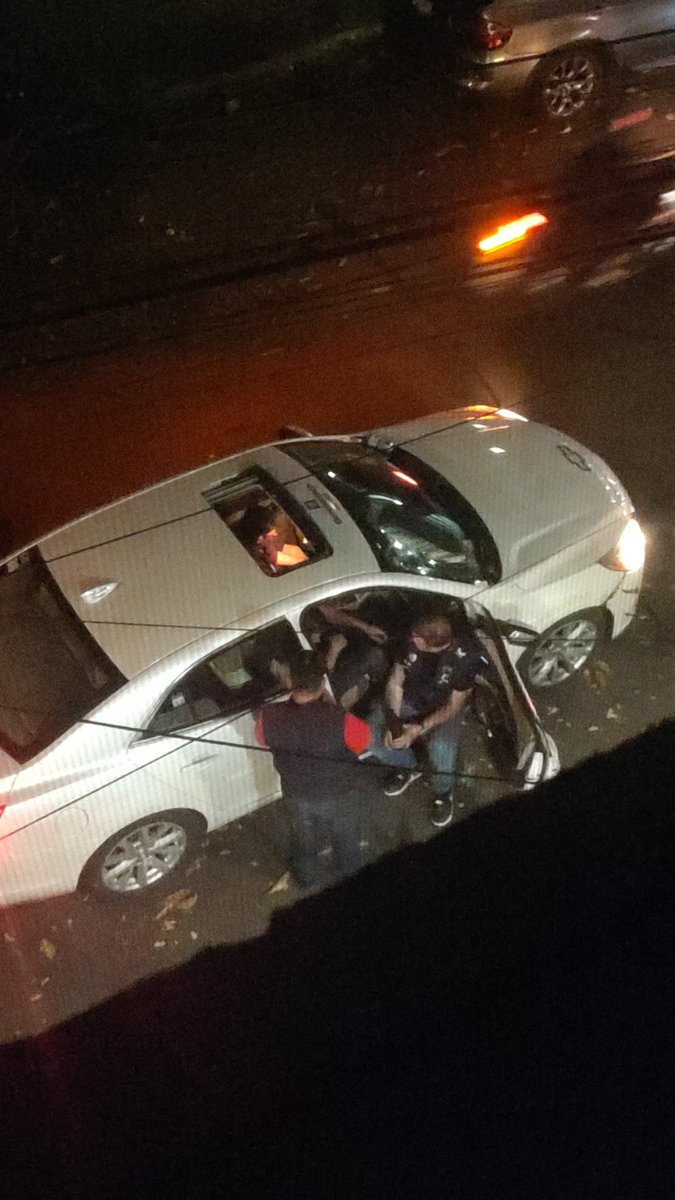 reddelb's tweet photo. @UCS_GCDMX 
Pueden por favor mandar una patrulla urgente a búfalo 170.
Está ese auto con gente tomando. 
@En_laDelValle @BJAlcaldia https://t.co/a69DJrQSPZ