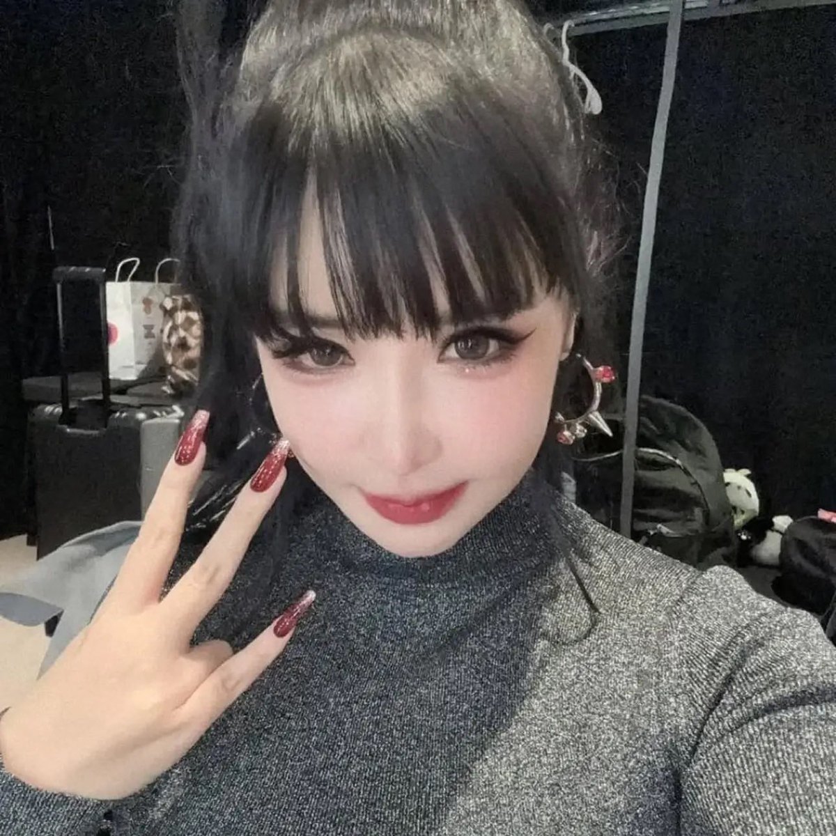 royalparkbom's tweet photo. PARK BOM Selfie game strong this year https://t.co/cHgPC95l8Y