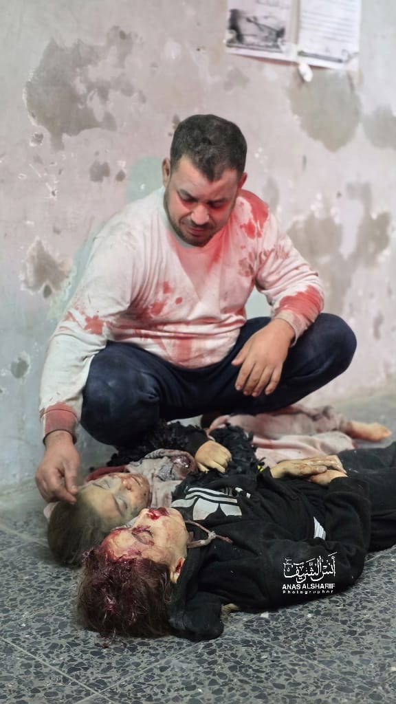 umyaznemo's tweet image. Dr Asharf Matar from Kamal Adwan Hospital is bidding his family farewell after 1srael s1aughtered them in G♡z♡!