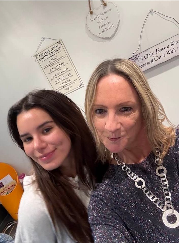 rms06011997's tweet photo. @VictoriaJustice @VictoriaJustice, sua irmã é FEIA pra caramba!!! 😅 Puta merda.... HAHAHAHAH... 😂🤣😂🤣😂🤣 https://t.co/fmNJAI9gYf