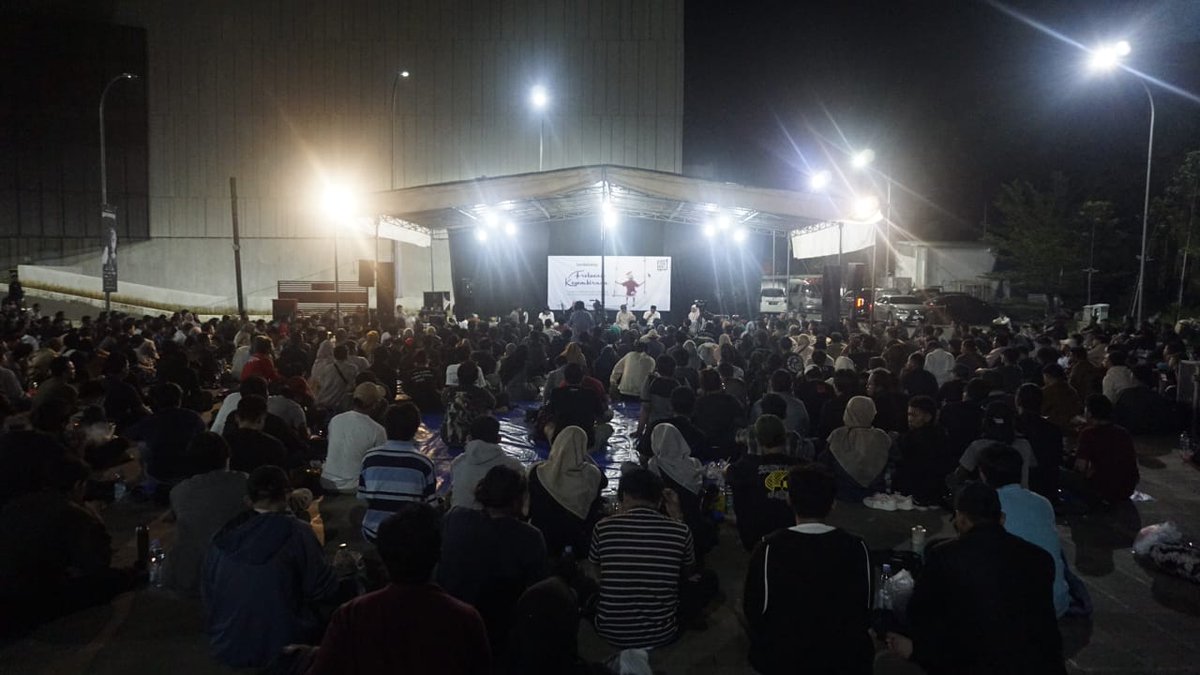 Kenduri Cinta menutup 2024 dengan gembira. Sesuai judul yg diangkat "Frekuensi Kegembiraan".

Sebagai salah satu komunitas Maiyah, Kenduri Cinta sudah berhasil "tersapih" dari Cak Nun, bahkan sejak tahun 2010 Cak Nun pernah berucap: "Sudah jadi ini Kenduri Cinta", merujuk pada